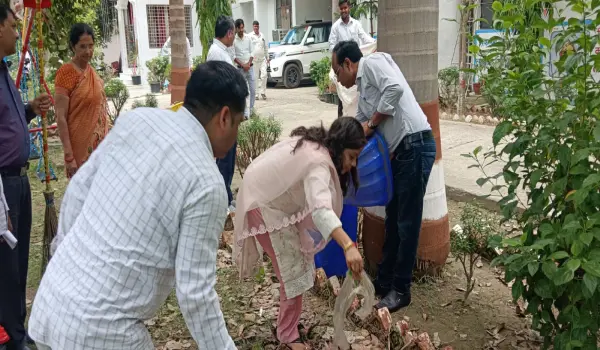 अंबेडकरनगर में स्वच्छता अभियान, स्कूलों से दफ्तरों तक चली सफाई